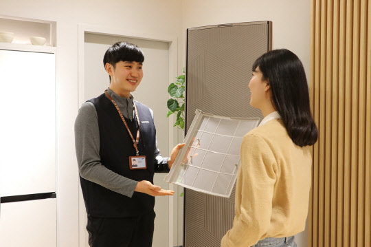 삼성전자서비스 직원이 에어컨 사전점검서비스를 제공하는 모습. <삼성전자서비스 제공>